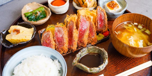 〈タベルサイノウ〉の「湯布院和牛レアカツ御膳」