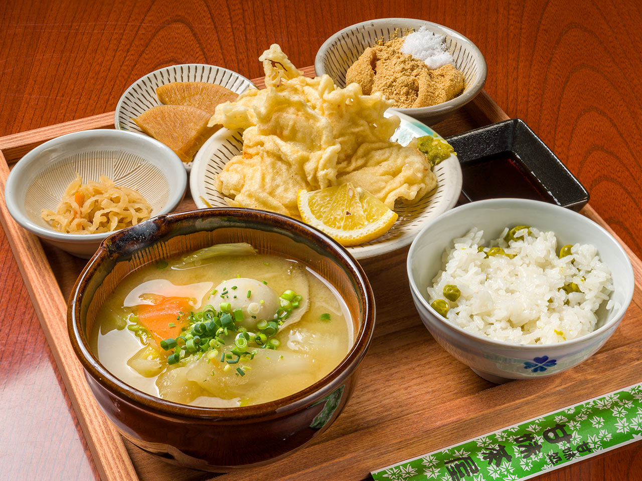 〈由布院 甘味茶屋〉のだんご汁やとり天がセットになった「ふるさと定食」