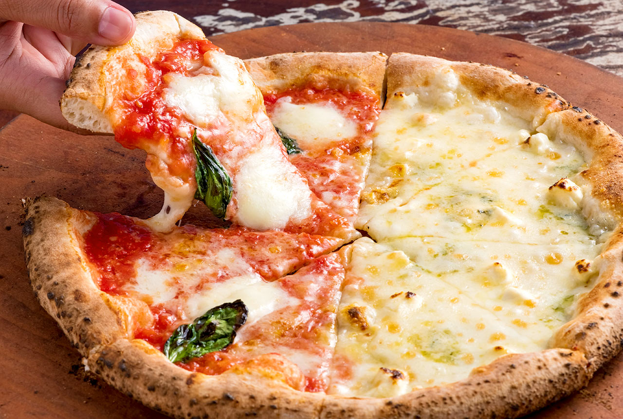 〈Pizzeria 檪の丘〉のハーフ&ハーフピザ