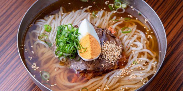 〈焼肉・冷麺 元祖アリラン〉の「冷麺（中）」