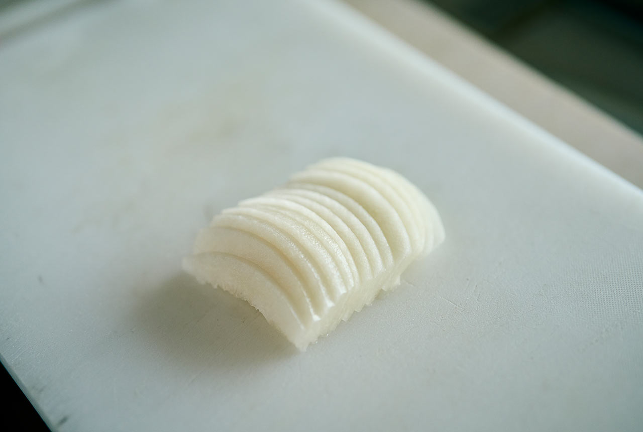さらに梨を薄切りに