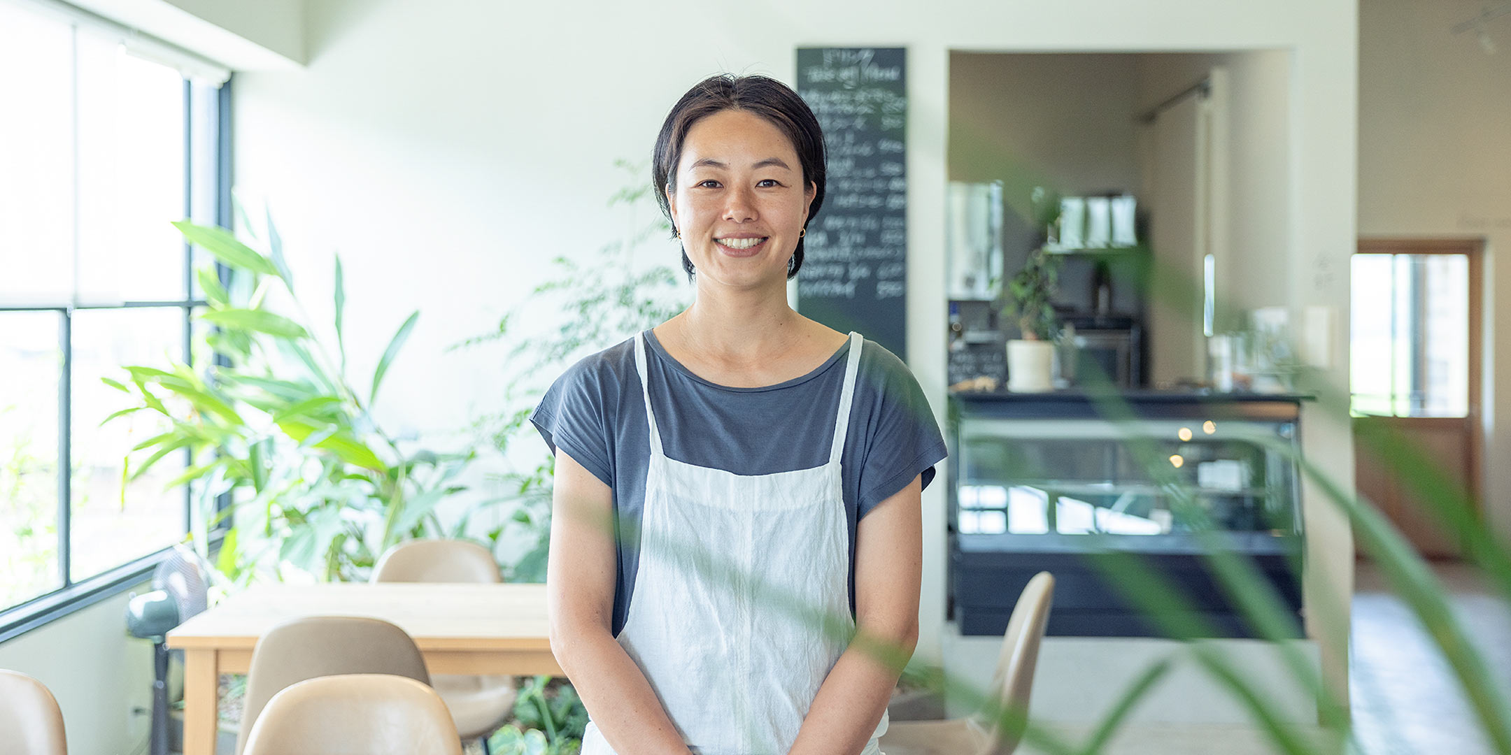 カフェ〈百種〉の店内に立つアントン沙莉さん