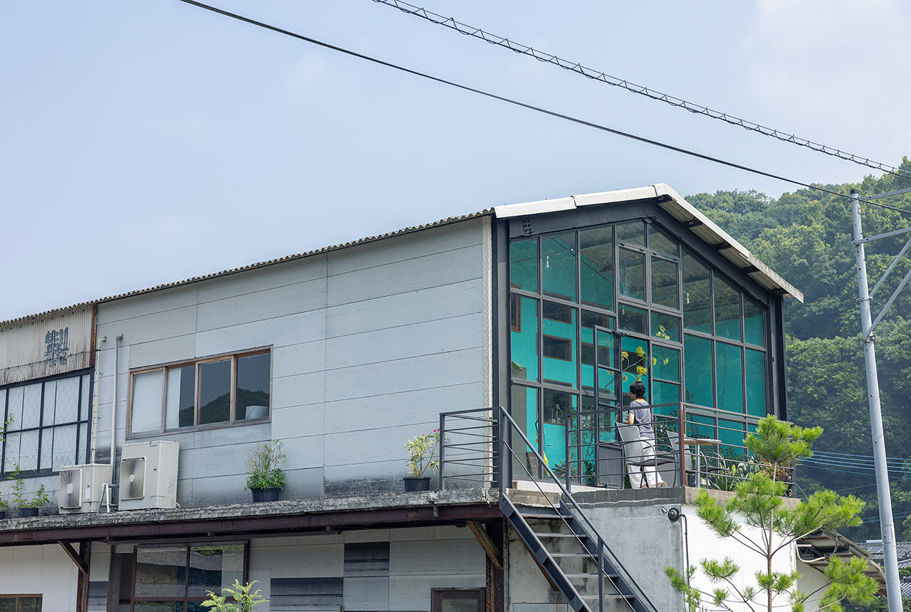 カフェ〈百種〉がある、製材所の倉庫だった建物