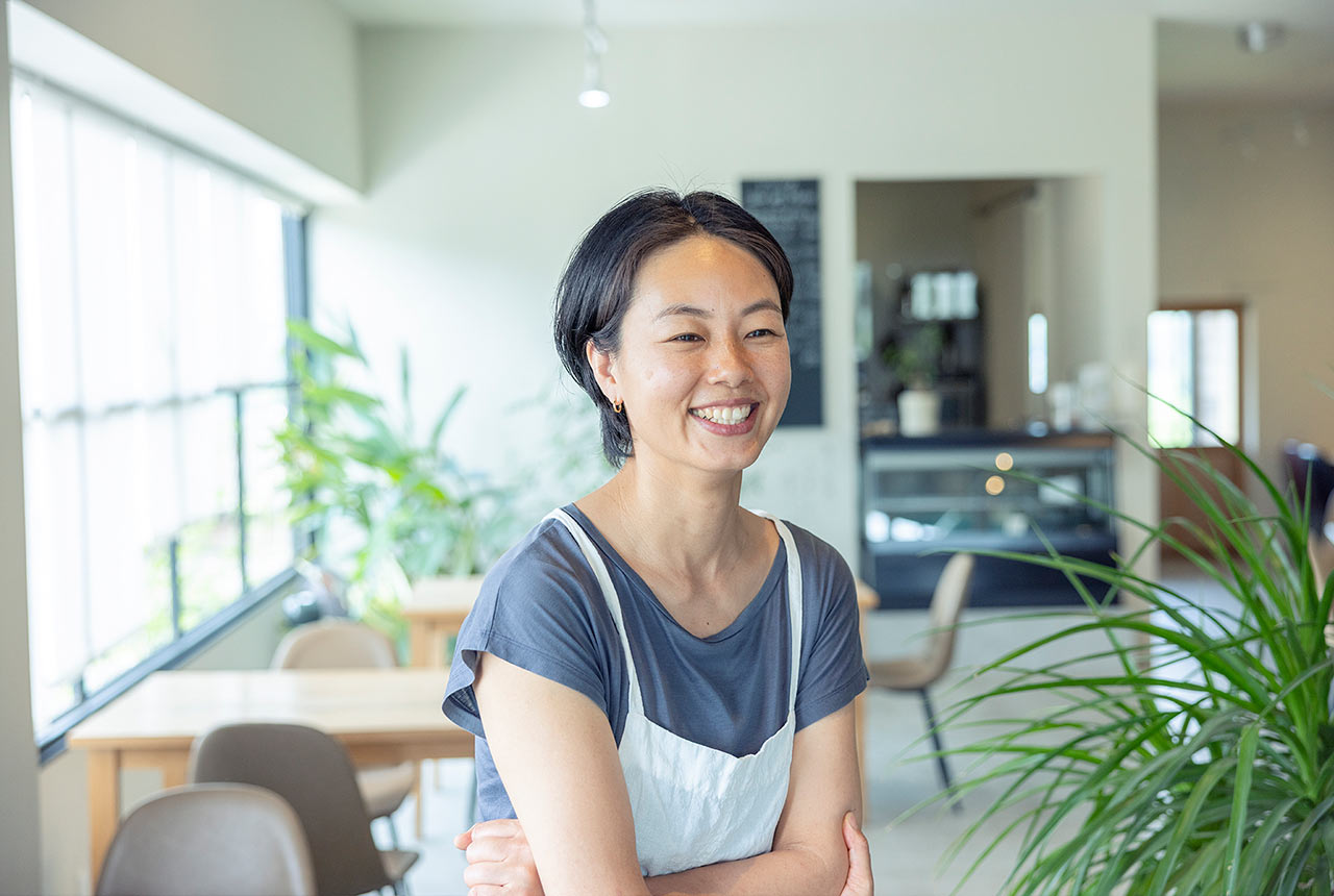 取材中に笑顔を見せる沙莉さん
