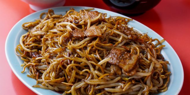 ご飯と味噌汁がつく〈丹頂〉の「焼そば定食」