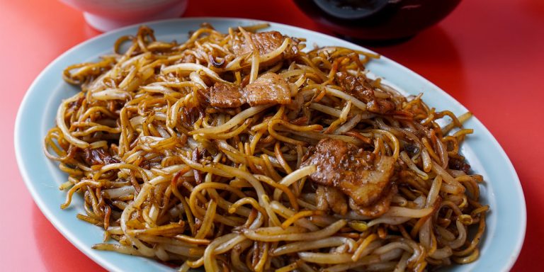 ご飯と味噌汁がつく〈丹頂〉の「焼そば定食」