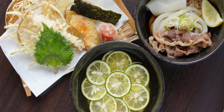 〈うどん専門 めだか〉の「すだちうどん」、「肉ぶっかけ」と天ぷら盛り合わせ