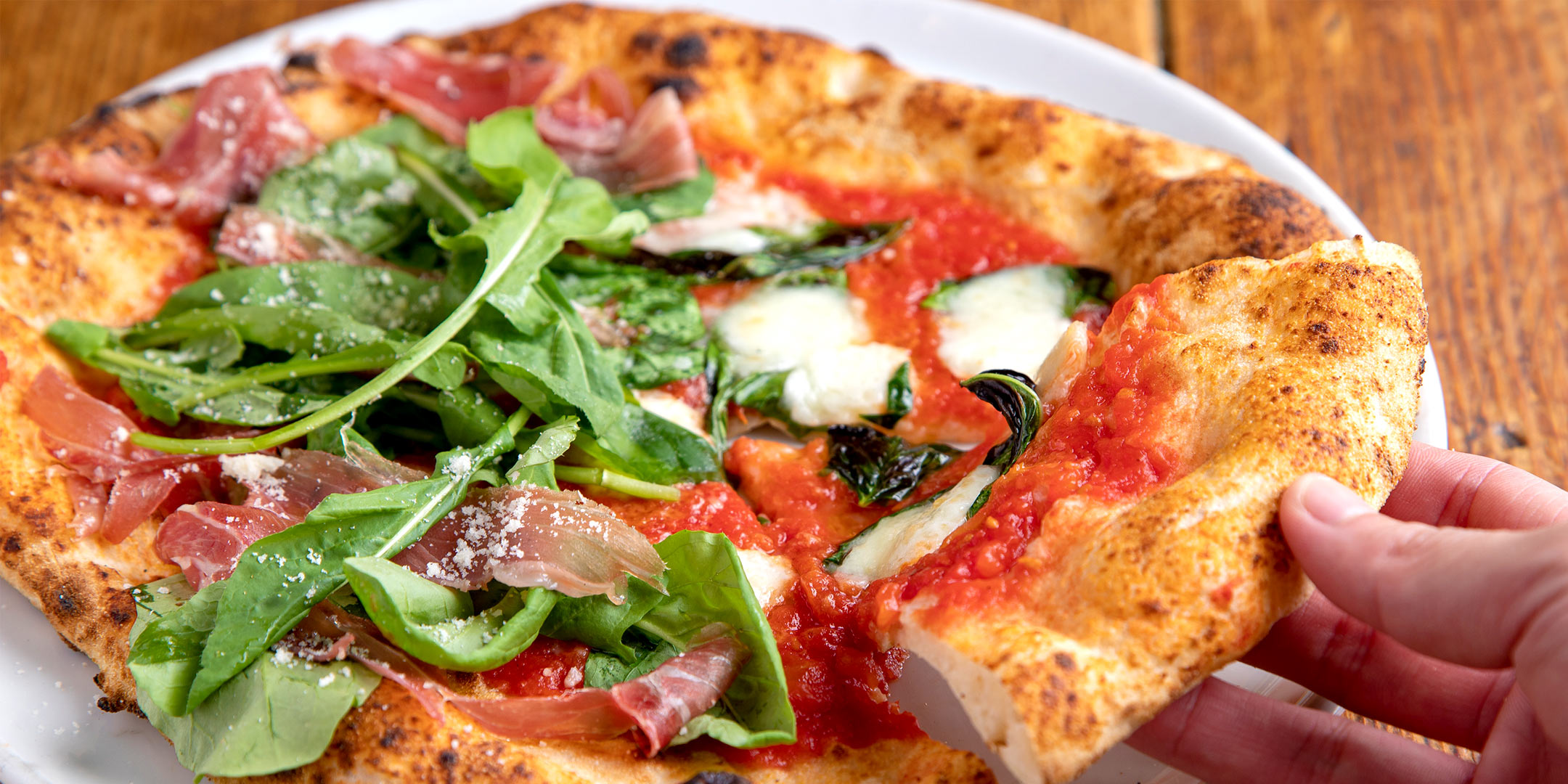 〈イタ飯屋 アルケット〉のハーフ&ハーフのピザ