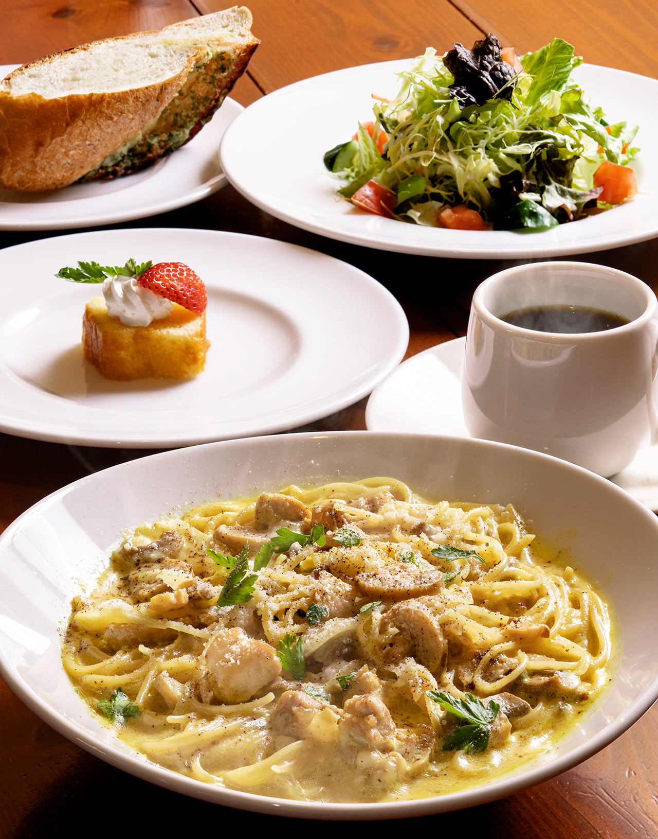 〈バレーナ〉の「スパゲッティランチ」の料理が並ぶ