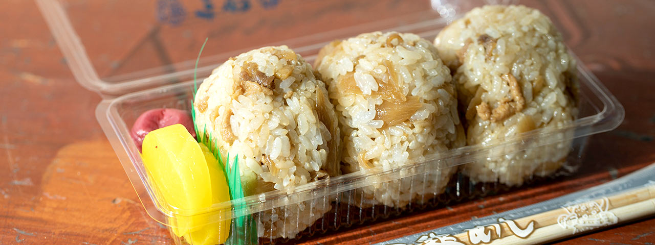 〈吉野鶏めし〉のおにぎり