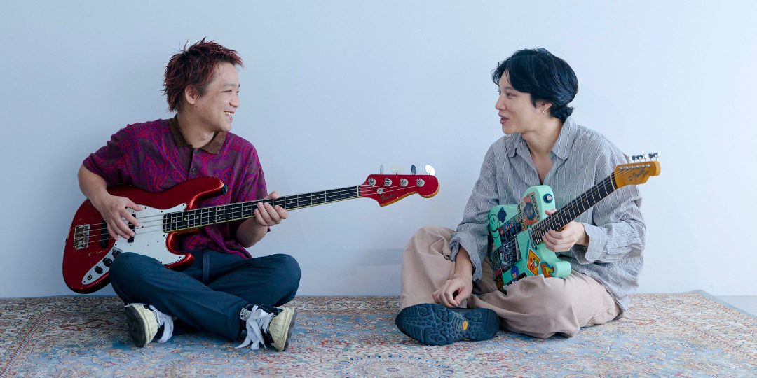 ギターを抱える牧達弥さんとベースを弾く長谷川プリティ敬祐さん