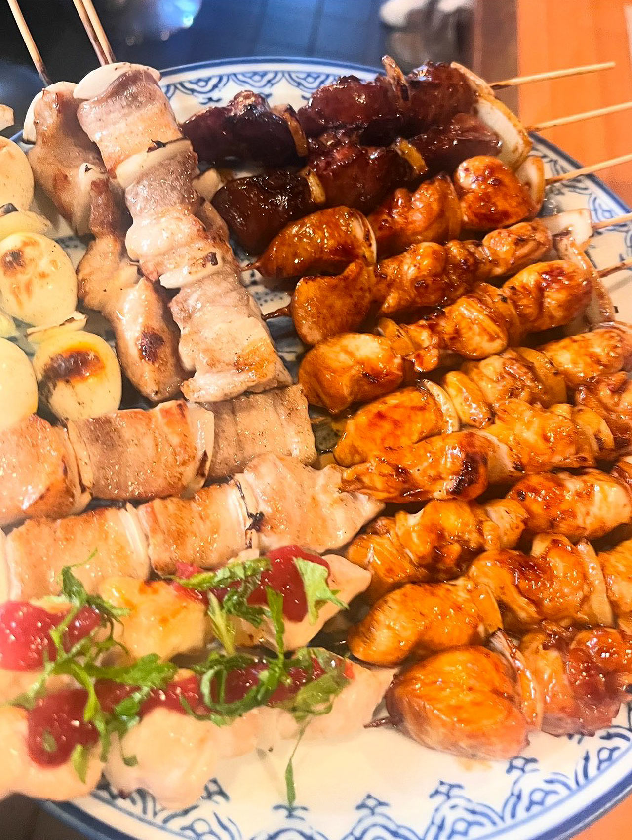 たくさんの種類の焼き鳥が大皿にのっている