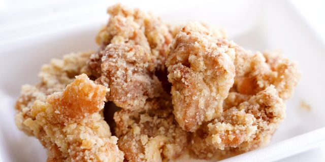 〈弁当屋 やみつきから揚げ〉のから揚げが皿にのっている