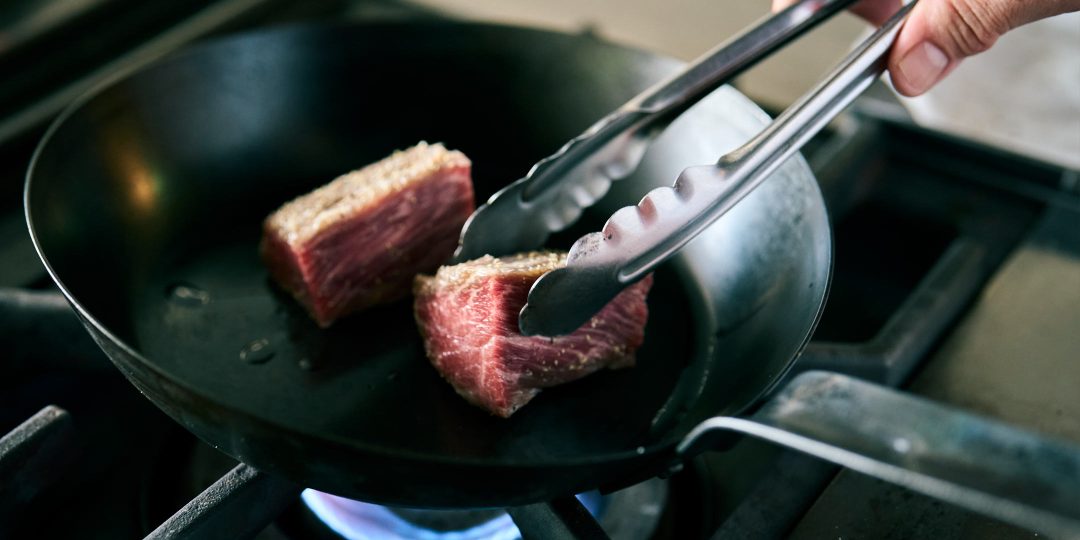 おおいた和牛をフライパンで焼いている