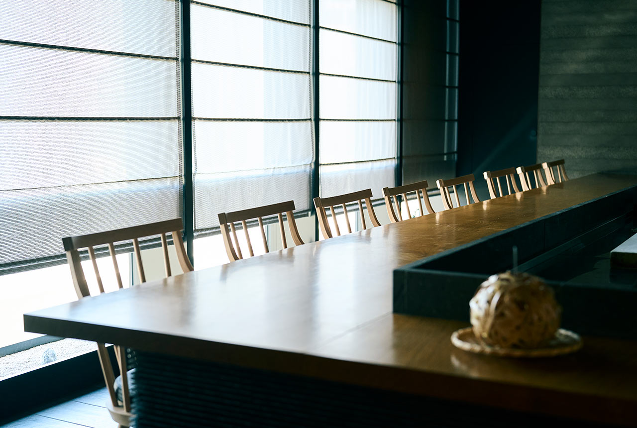 〈坐来大分〉のカウンター席