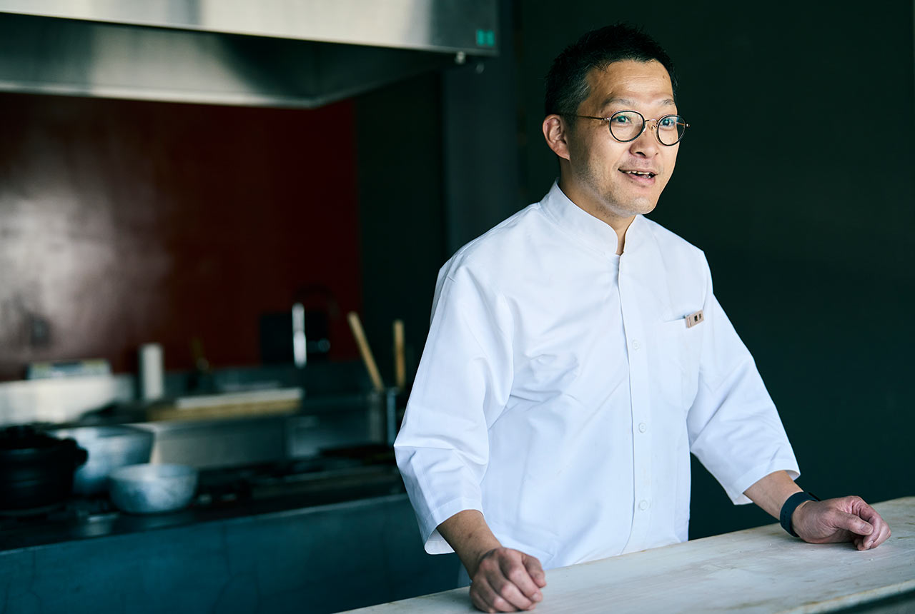 厨房に立つ櫻井政義料理長