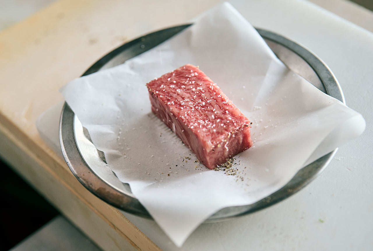 塩こしょうをして下準備をしたリブロース