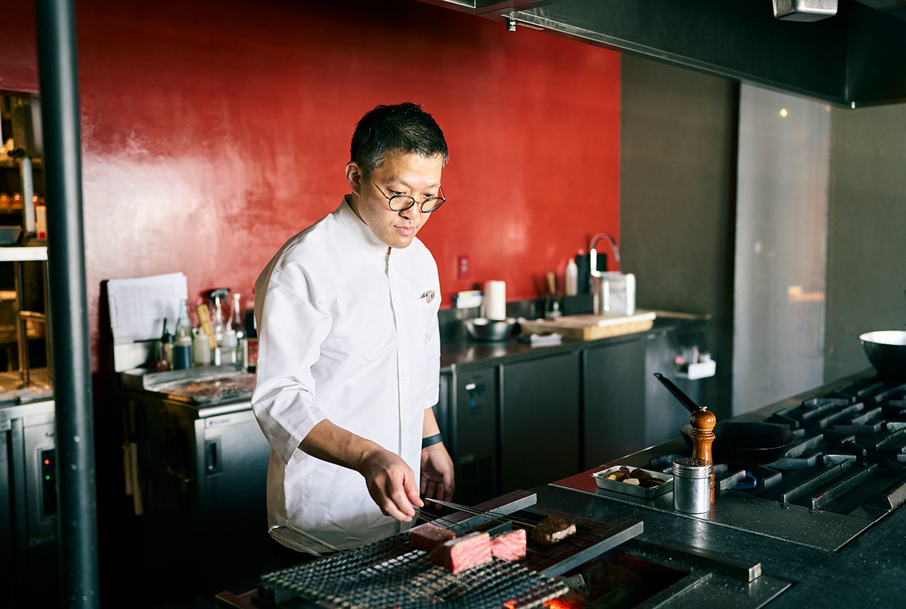 肉を焼き始めた櫻井料理長