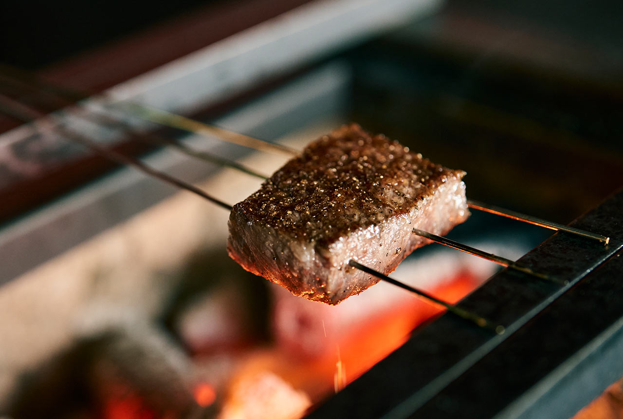 炭火で表面がこんがりと焼けたおおいた和牛