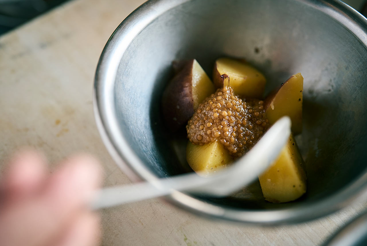 粒マスタードを和える