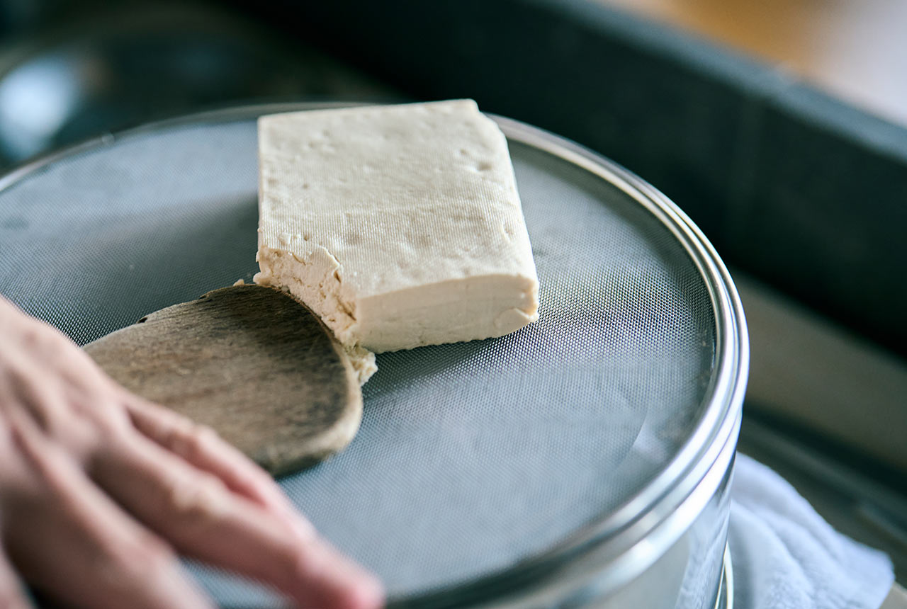 木綿豆腐を裏ごししている