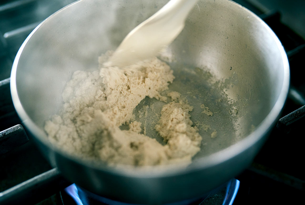 裏ごしした豆腐をオリーブオイルで炒めている