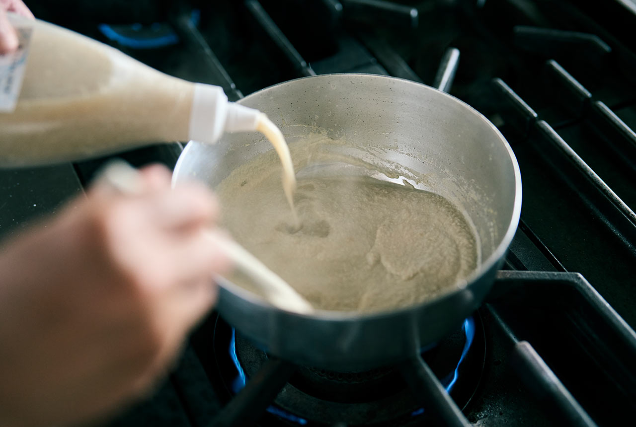 塩麹をフライパンに入れる様子