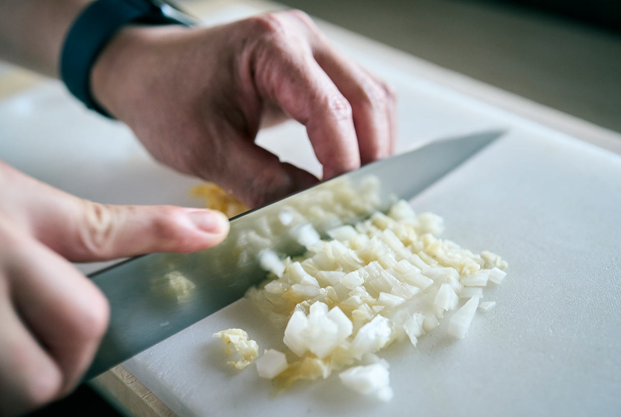 白菜漬けをみじん切りにしている