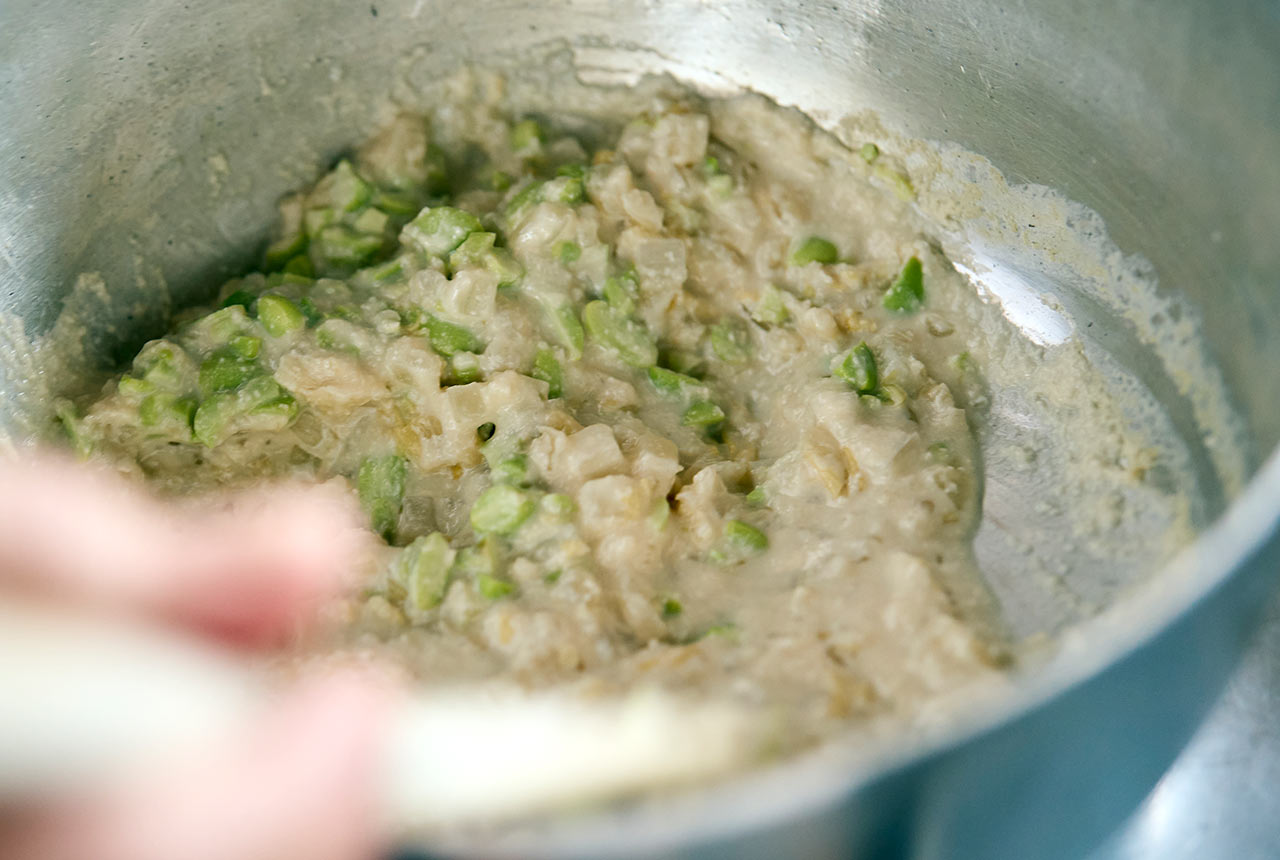 混ぜ合わせてフムスを仕上げる