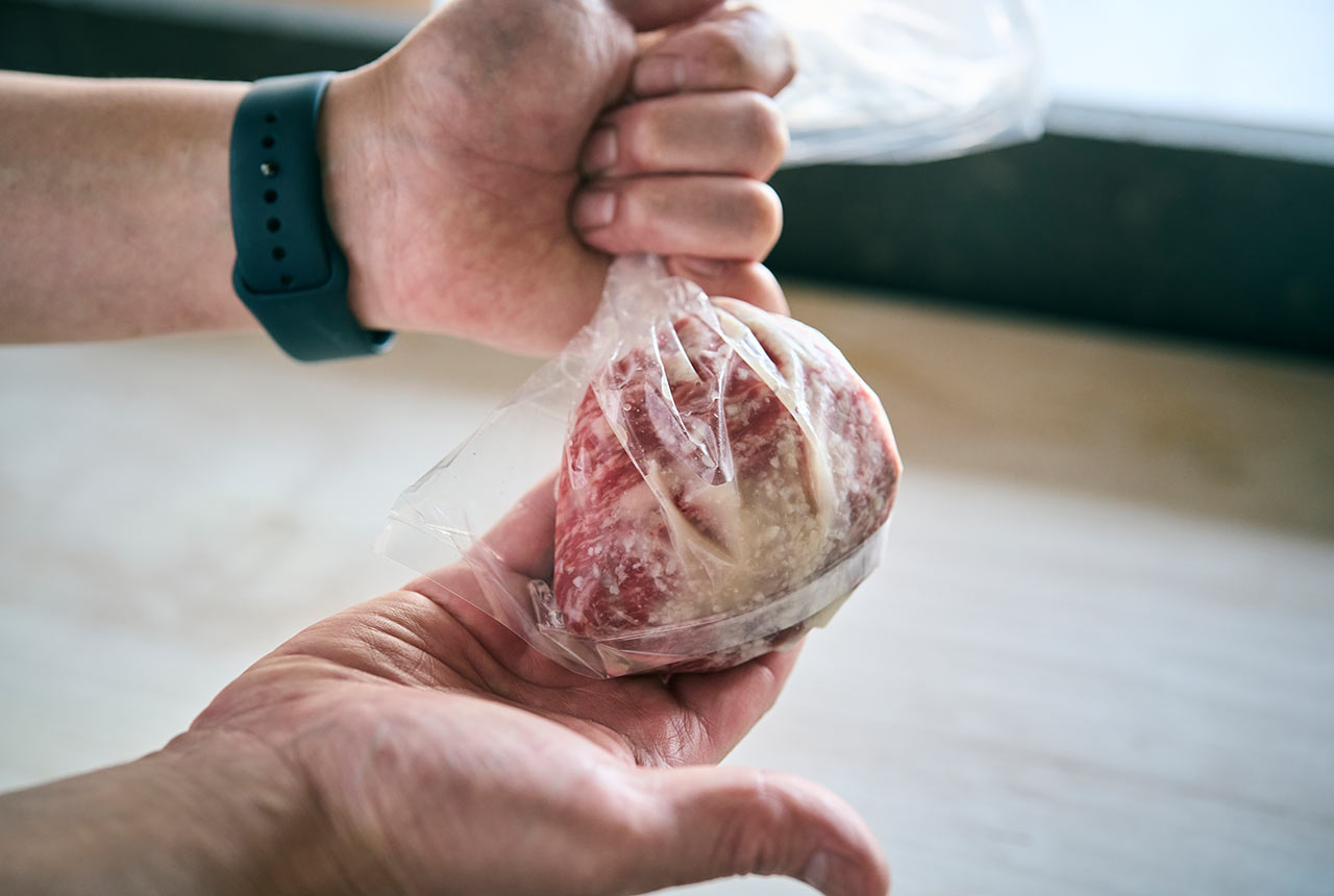 ビニール袋で塩麹漬けにした肉