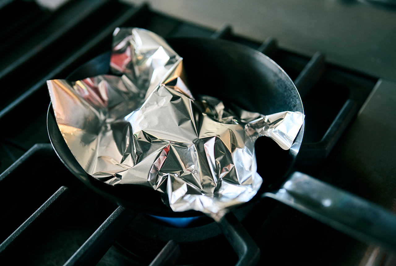 アルミホイルをかぶせて肉を休ませている