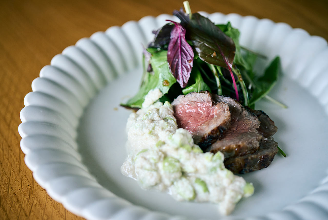 完成した「おおいた和牛塩麹漬けのステーキ 臼杵のフムス」