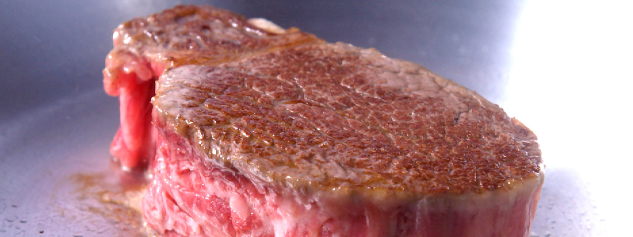 鉄板で焼かれているおおいた和牛