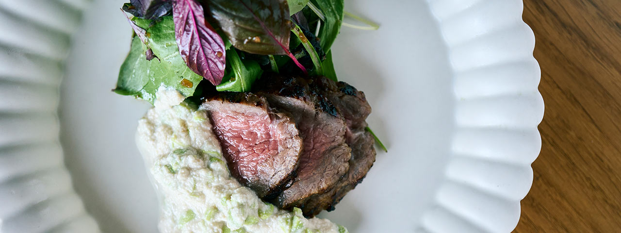 おおいた和牛を塩麹漬けにしたステーキと臼杵のフムス