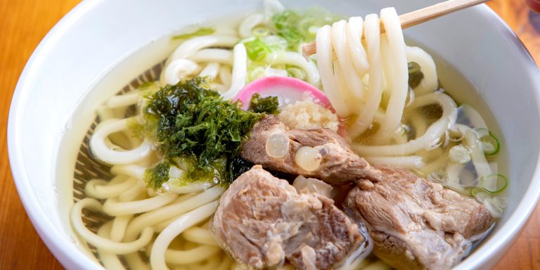 〈どうらくうどん〉の「とろとろぶたなんうどん」