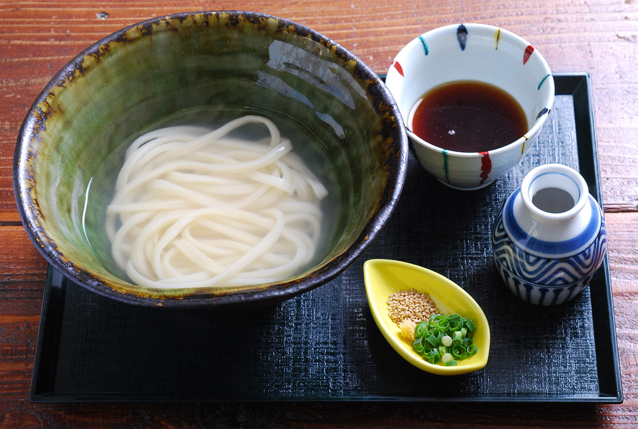 〈釜あげおうどん ツルトカメ〉の「釜あげおうどん」