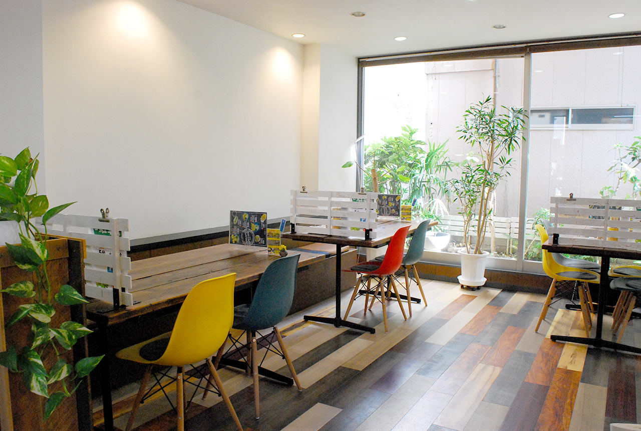 〈釜あげおうどん ツルトカメ〉の店内