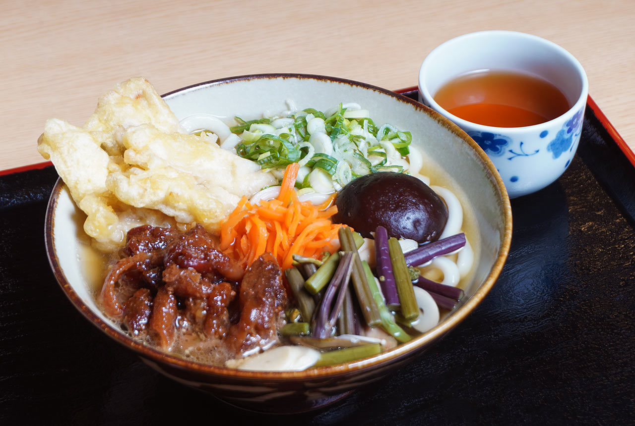地鶏の甘露煮や山菜、ごぼ天がのった「あいのせうどん」