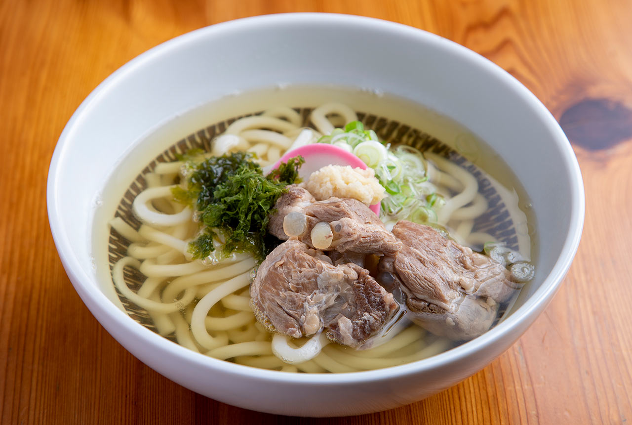 豚の角煮がのった「とろとろぶたなんうどん」