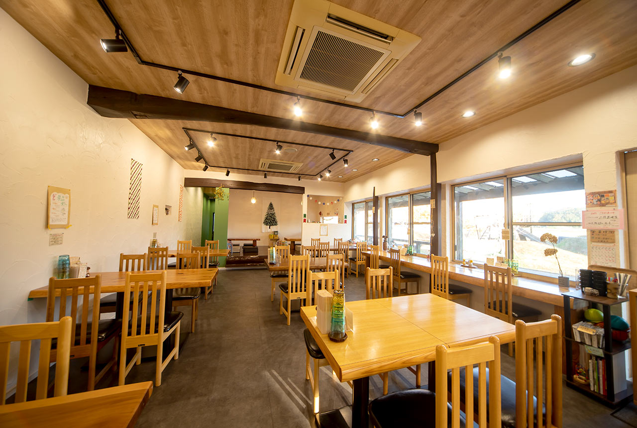 〈どうらくうどん〉の店内