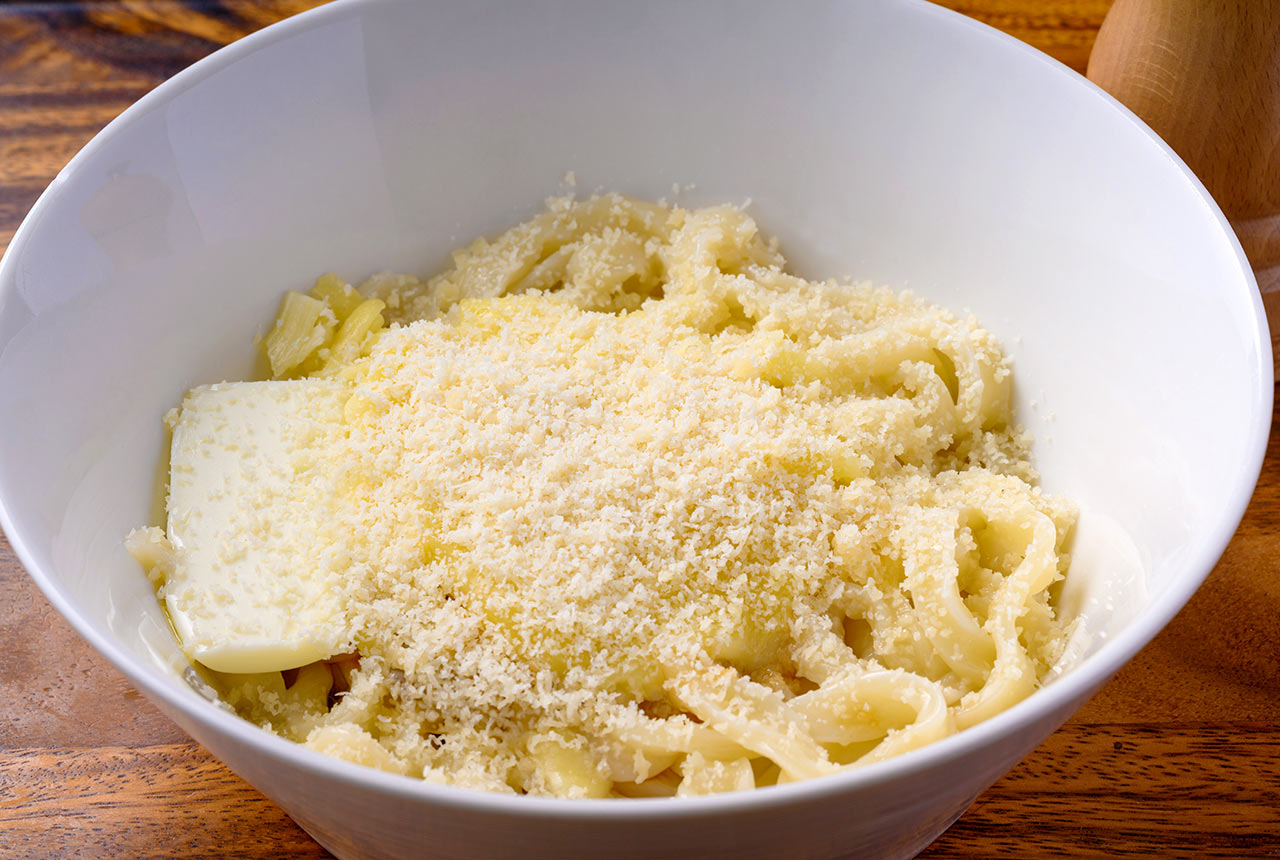 〈たかむら〉の「プレミアムかまたまバターチーズうどん」