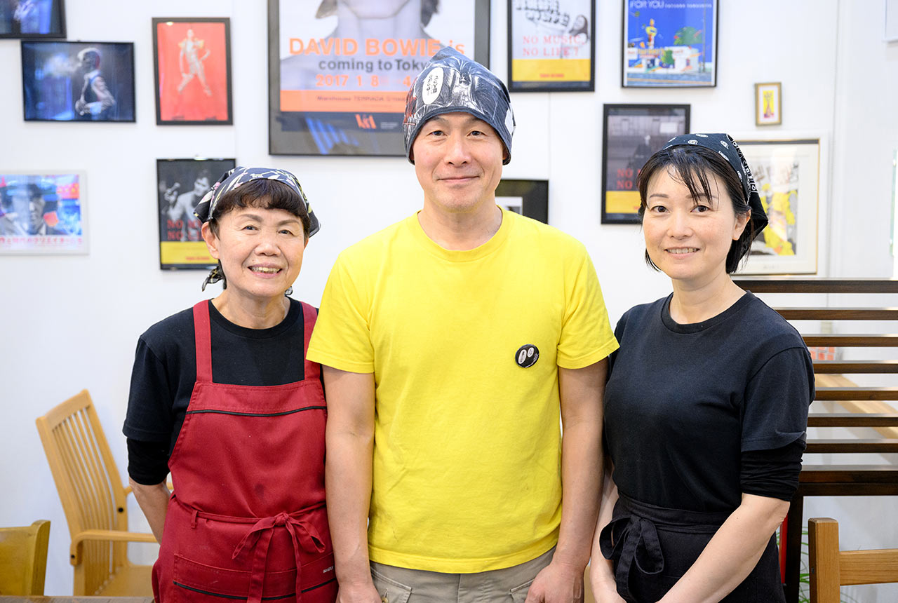 〈たかむら〉店主の髙村寿弥さんと女性スタッフお二人