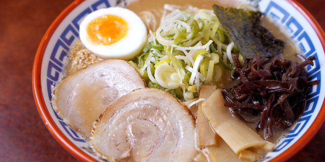 〈一骨家〉で提供される大分濃厚豚骨ラーメン