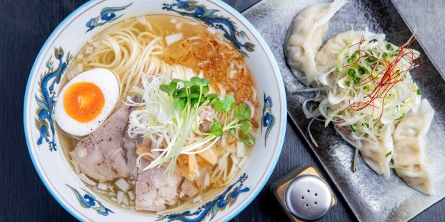 〈らぁ麺 まる月〉の「塩そば」と「ネギ塩水ギョーザ」