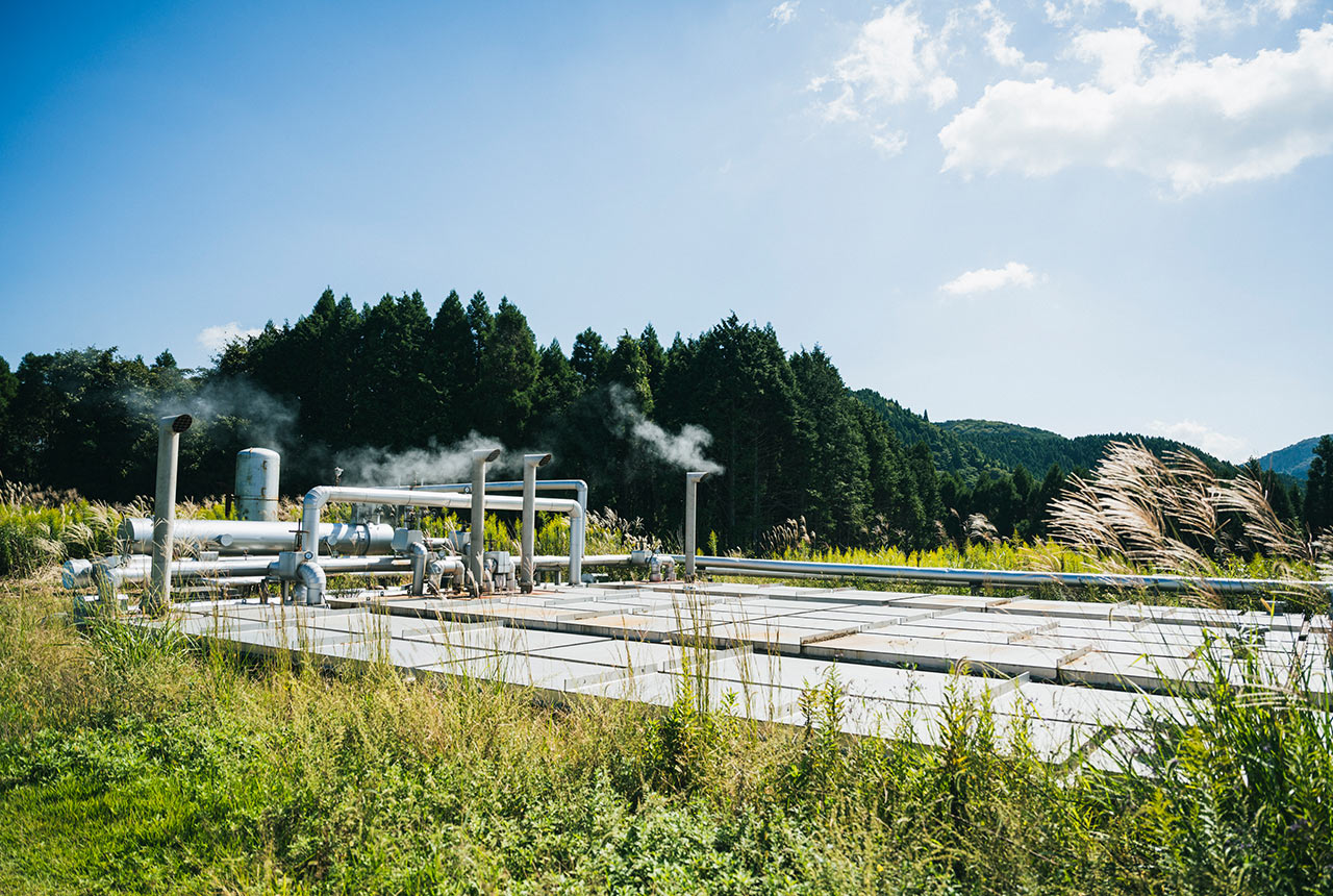 敷地内に設置された大型の熱交換システム