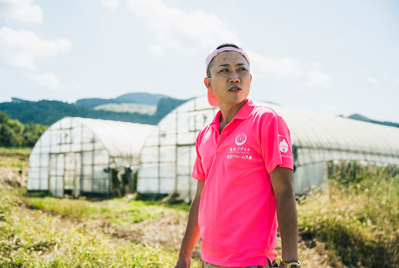 ハウスの前に立つ大久保翔太さん