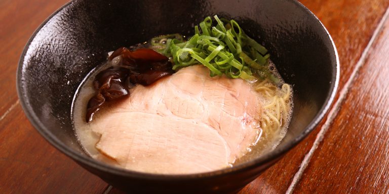 〈NOODLE FACTORY LIFE〉のラーメン「とんこつ」