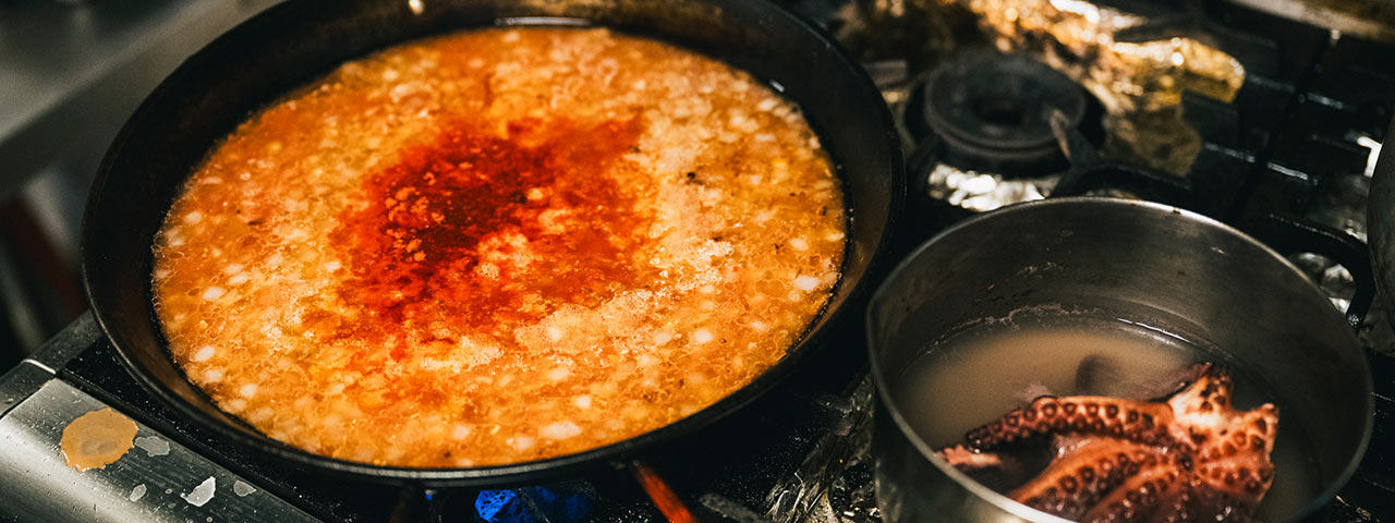 温泉水でパエリアを炊いている