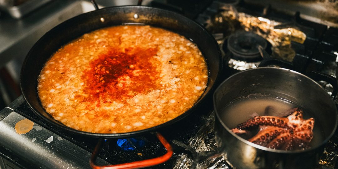 温泉水でパエリアを炊き上げている