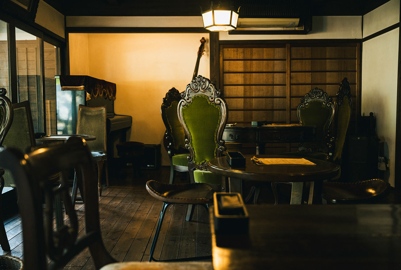 アンティーク家具が並ぶ〈喫泡うたかた〉店内